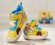 Jeder Schritt ist ein Lernerlebnis mit der Stride Rite Ms. Rachel Schuhkollektion.